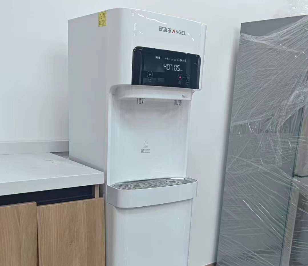 企业餐边柜净水器推荐：科普适配技巧，美观实用适配办公场景